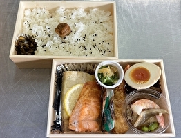 折二段弁当(魚)　８００円(税別)〜
