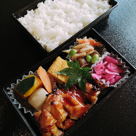 鶏照り焼弁当(1,300円(税込))