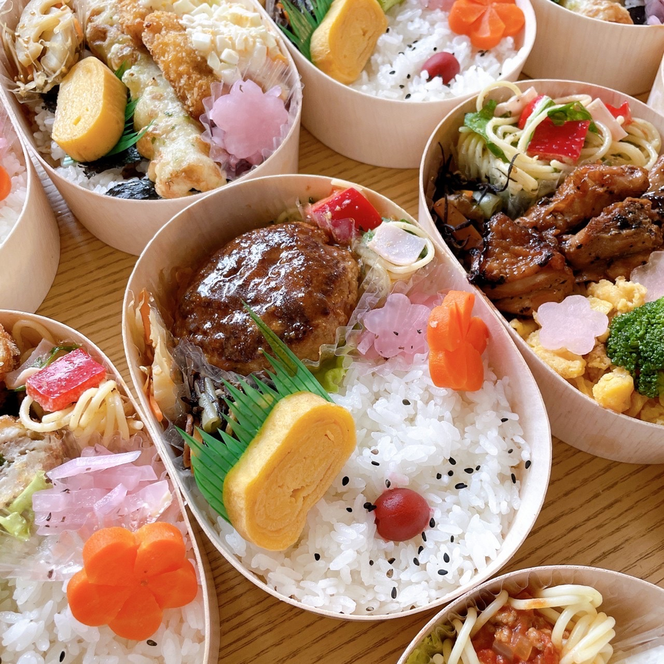 一番人気の煮込みハンバーグ弁当です。 鉄板で焦げ目をつけて特製のタレで煮込んでます。他では味わえないハンバーグです。